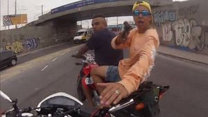 ¡“MOTO-RATONES” ARREBATAN A DAMA SU BOLSO CON 15 MIL PESOS!
