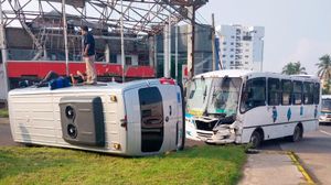 ¡TRANCAZO: 7 HERIDOS! - CAMIÓN DE PASAJE SE IMPACTÓ CONTRA UNA VAN FRENTE AL HOTEL MOCAMBO