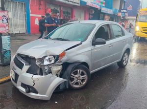 ¡AUTOMOVILISTA CHOCÓ CONTRA LA FACHADA DE LA MICHOACANA!