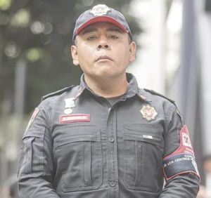¡EN 2015 DEVOLVIÓ 42 MIL PESOS, AHORA AYUDÓ A ABUELITA TRAS EXPLOSIÓN EN PUENTE LA CONCORDIA!