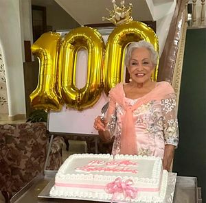 LA DOCTORA ESPERANZA HERNÁNDEZ DE LENZ CUMPLIÓ 100 AÑOS...