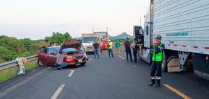 ¡TRAILERO EMBISTIÓ A FAMILIA EN LA AUTOPISTA!
