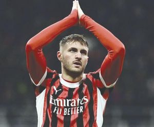 ¡SANTIAGO GIMÉNEZ SE QUEDA EN EL AC MILÁN, NO VA A ROMA!