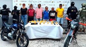 ¡DETIENEN 7 NARKIKIRIS EN XALAPA! - LES ASEGURARON MARIHUANA. DOS MOTOS Y UNA BASCULA