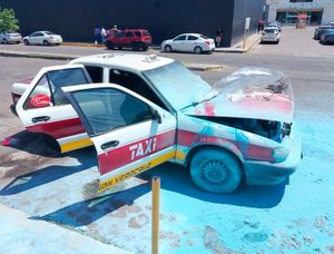 ¡SE CHAMUSCÓ TAXI POR UN ‘CORTO’!