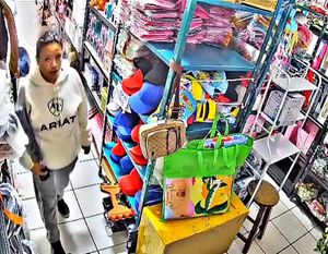 ¡GRABAN EN VIDEO A FARDERA ROBANDO EN TIENDA DE NOVEDADES EN HUATUSCO!