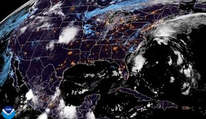 ¡LLUEVE EN EL DÍA, TRUENA Y RELAMPAGUEA EN LA NOCHE! - *LÍNEA FRONTAL EN EL GOLFO, FAVORECE "NORTECITO"