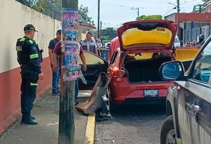 ¡VANDALIZAN Y QUEMAN AUTO FRENTE A ESCUELA PRIMARIA!