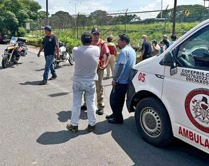 ¡CAFRE ARROLLÓ A PEATÓN Y CHOCÓ CONTRA DOS AUTOS ESTACIONADOS!