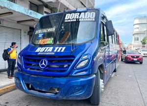 ¡DE UN PUÑETAZO ROMPIÓ EL CRISTAL DE UN AUTOBÚS!