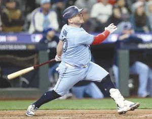 ¡UNA HISTORIA LLAMADA BÉISBOL! | EXPLOSIÓN OFENSIVA EN SEATTLE - Con una lluvia de batazos, los Azulejos de Toronto aplastaron 13-4 a los Marineros de Seattle en el T-Mobile Park, ante 49,129 aficionados. La...