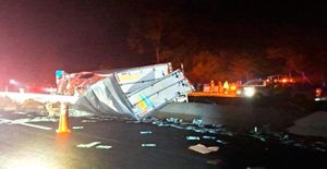 ¡VOLCÓ TRÁILER CON CAJAS DE LECHE!