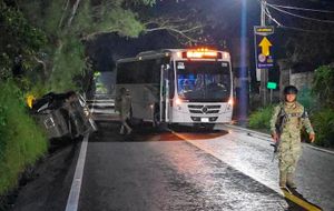 ¡AUTOBÚS LE DA UN “ARRIMÓN” Y CAMIONETA VOLCÓ EN LA CARRETERA!