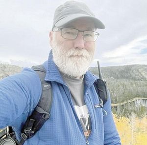 ¡LE AVISAN QUE GANÓ EL NOBEL MIENTRAS VACACIONABA EN LA MONTAÑA!