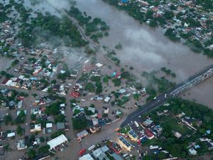 ¡8 MUERTOS POR INUNDACIONES! - CERCA DE UNA TIENDA LIVERPOOL SE ENCONTRARON 4 AHOGADOS, UNO DENTRO DE UN AUTO