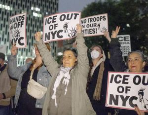 ¡“FUERA DE AQUÍ”: NEOYORQUINOS PROTESTAN CONTRA REDADAS MIGRATORIAS DE LA ICE!