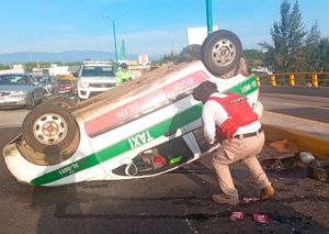 ¡TRES HERIDOS EN VOLCADURA DE TAXI!