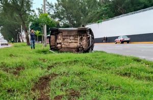 ¡APARATOSA VOLCADURA EN BULEVAR FIDEL VELÁZQUEZ!