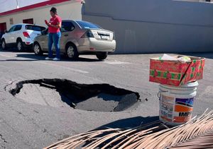 ¡SE ABRIÓ ENORME SOCAVÓN EN LA AVENIDA ALLENDE NORTE!