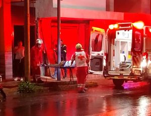 ¡BALEAN A JOVEN CUANDO CENABA TACOS DE CUERITOS!