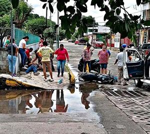 ¡MOTORIZADO SUFRE TRAUMATISMOS EN CRÁNEO Y PIERNAS POR ENCONTRONAZO!