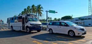 ¡CAMIÓN “EL VERGEL” LE PEGA POR ATRÁS A CAMIONETA TOYOTA!