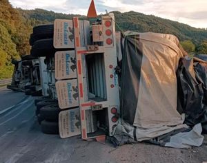 ¡VOLCÓ TRÁILER CARGADO CON BOBINAS DE PAPEL EN LAS CUMBRES DE MALTRATA!
