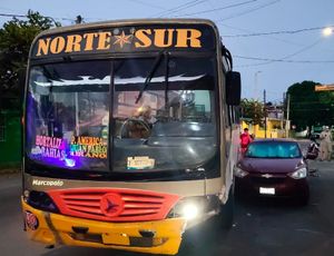 ¡CAMIÓN DE PASAJE “NORTE-SUR” CHOCÓ CONTRA AUTOMÓVIL ESTACIONADO!