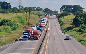 ¡PROTESTAN CON MARCHA LENTA! - POR LA INSEGURIDAD EN VERACRUZ