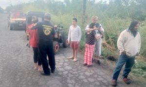 ¡FAMILIA Y SU VEHÍCULO VOLCARON EN SANTA FE!