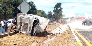 ¡TRAILERO PRENSADO AL VOLCAR CAMIÓN CON GRAVA EN EL LENCERO!