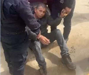 ¡POLICÍAS DE CHACALTIANGUIS GOLPEAN Y SOMETEN A CIUDADANO!