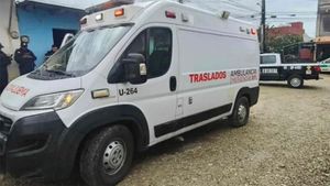 ¡LE METEN DOS PLOMAZOS A MUCHACHO EN UNA RIÑA!