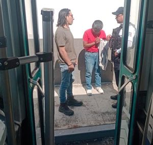 ¡DETIENEN A ACOSADOR DE MUJERES EN AUTOBÚS URBANO!
