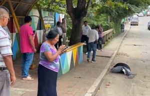 ¡TERROR EN ACAYUCAN! - JOVEN FUE EJECUTADO A BALAZOS CERCA DE LA TERMINAL DE MICROBUSES