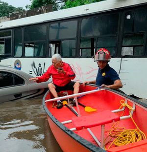 ¡RESCATAN A ESCRITOR Y POETA ATRAPADO EN SU AUTOMÓVIL!
