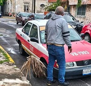 ¡TAXISTA CAYÓ EN TREMENDO CRÁTER!