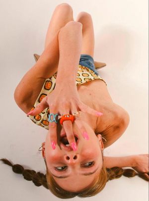 VIVIENDO CON SENTIDO | EL LADO OSCURO DEL PLACER - Dale a un hombre placer y lo harás débil. Dale comodidad y lo volverás dócil, apagado, sin fuego en la mirada. El placer constante es el veneno más…