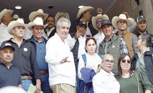 ¡PASAN CUATRO HORAS EN SEGOB CAMPESINOS Y TRANSPORTISTAS!