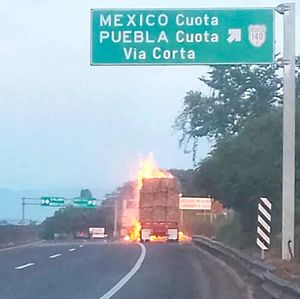 ¡SE QUEMO REMOLQUE CON PAPEL EN PACAS!