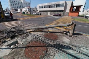 ¡AUTOBÚS DEJÓ SIN INTERNET Y LUZ A VECINOS DE COSTA VERDE!