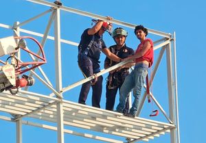 ¡VUELVEN A RESCATAR A DANIEL! - AHORA SE TREPÓ A UN ESPECTACULAR EN EL BULEVAR ÁVILA CAMACHO