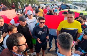 ¡BLOQUEAN PUENTE DE BOCA DEL RÍO! - CAOS VIAL POR MÁS DE 4 HORAS POR PROTESTA DE CHOFERES DE UBER, DIDI E INDRIVE