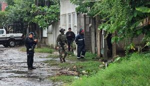 ¡ENCUENTRAN CUERPO DE UN HOMBRE ATORADO BAJO UN PUENTE PEATONAL!