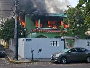 ¡SALVAN A TRES PERRITOS DE VIVIENDA EN LLAMAS!