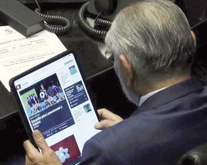 ¡CAPTAN OTRA VEZ A ADÁN VIENDO DEPORTES; RETIRAN A FOTÓGRAFOS!