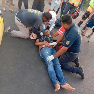 ¡MOTO-TAXI TERMINA VOLTEADO EN ‘TORTAZO’!