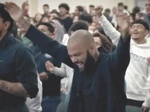 ¡PASA DANI ALVES DE AGRESOR SEXUAL A PREDICADOR EN IGLESIA!