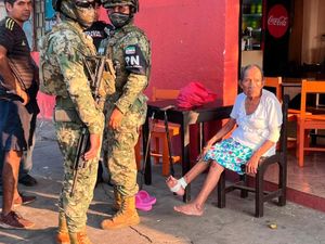 ¡ABUELITA ACABA GOLPEADA POR EMPUJÓN DE CAMIÓN ‘BOLÍVAR’!