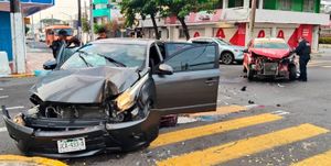¡SE DESBARATAN UN AUTO Y TAXI POR ENCONTRONAZO!